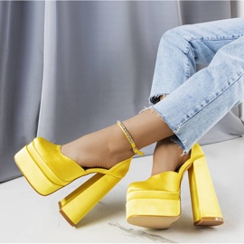 Zapatos de tacón amarillos de Elvira 1