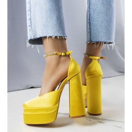 Zapatos de tacón amarillos de Elvira 2