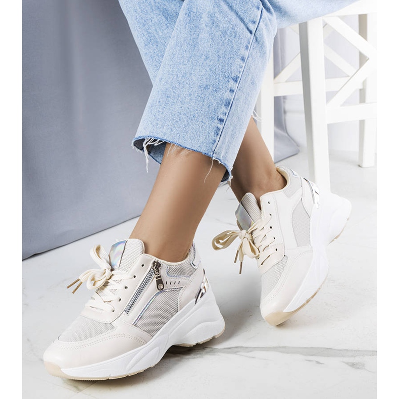 Zapatillas beige con cuña de Stacey 1