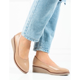 Zapatos de salón de mujer con cuña Vinceza beige 1 Zapatos de salón de mujer con cuña Vinceza beige 1