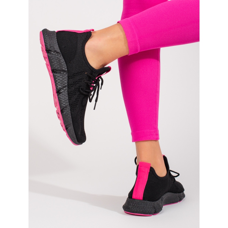 Zapatos deportivos negros Shelovet con inserto rosa. 2