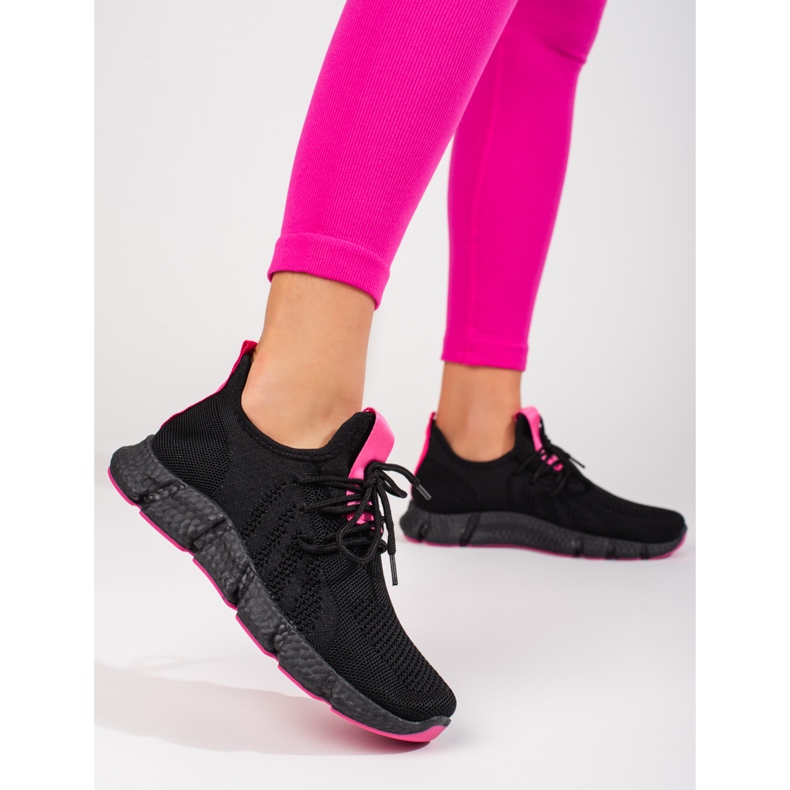 Zapatos deportivos negros Shelovet con inserto rosa. 1
