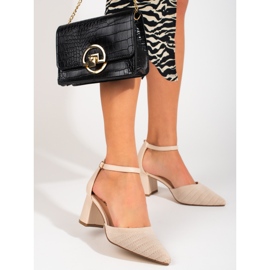 Bombas de mujer Shelovet en un bloque beige. 3