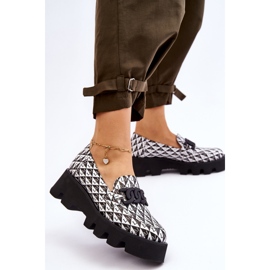 Mocasines En Una Plataforma Masiva Laura Messi 2601 Blanco Y Negro 2