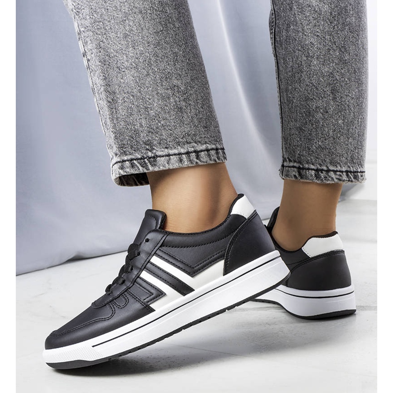 BM Zapatillas negras con inserciones blancas de Olympia. negro 1 BM Zapatillas negras con inserciones blancas de Olympia. negro 1