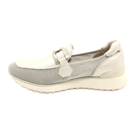 Mocasines de cuero para mujeres de Caprice con decoración 9-24502-20 132 Pearl peine blanco 2