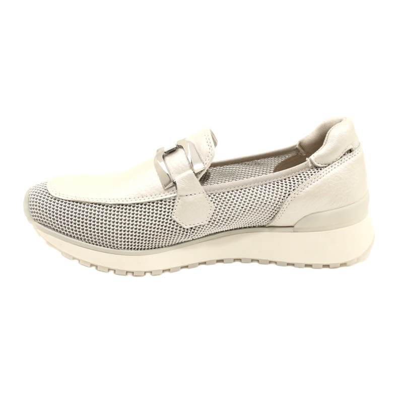 Mocasines de cuero para mujeres de Caprice con decoración 9-24502-20 132 Pearl peine blanco 2