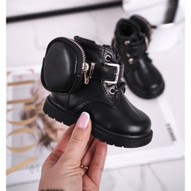 Botas de chicas de invierno con un bolso negro 1