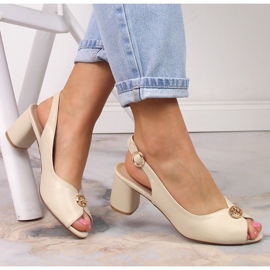 Sandalias beige de mujer en el puesto eVento 5480 1