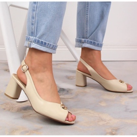 Sandalias beige de mujer en el puesto eVento 5480 2