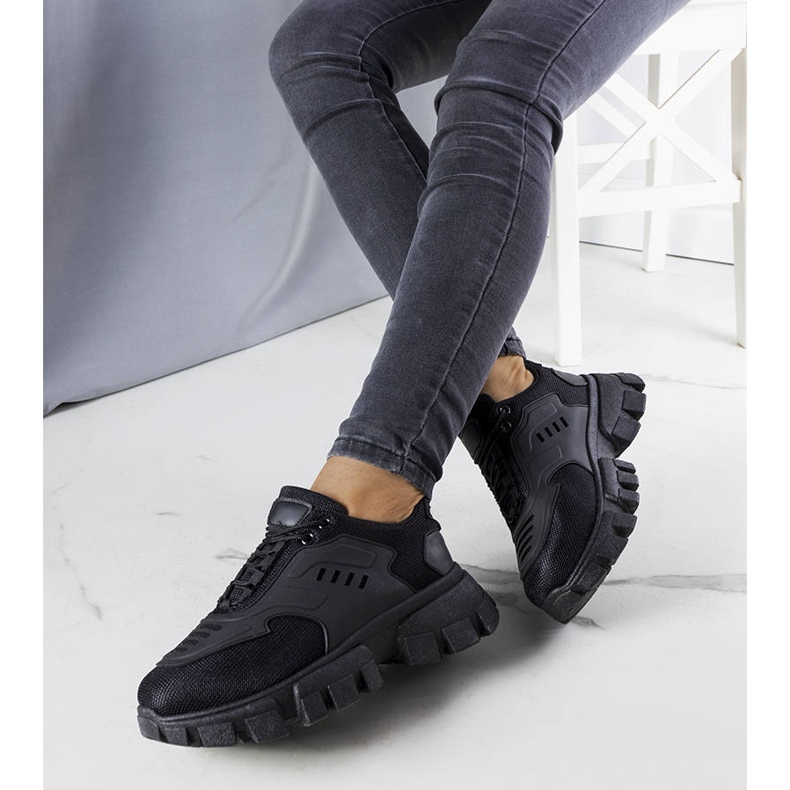 BM Zapatillas negras en una enorme suela Inez negro 1 BM Zapatillas negras en una enorme suela Inez negro 1