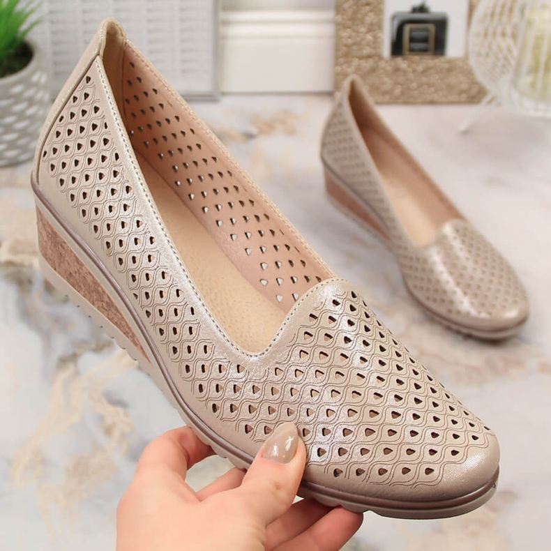 Zapatos cuña mujer calados beige brillo Potocki SZ12018 2