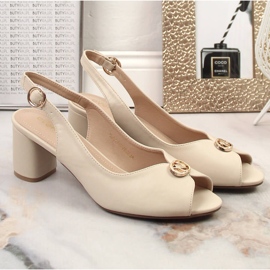 Sandalias beige de mujer en el puesto eVento 5480 5