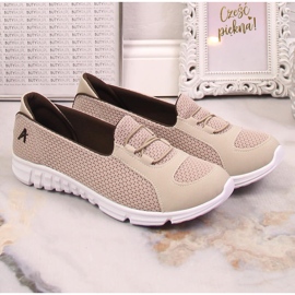 Cómodas zapatillas deportivas beige sin cordones de Artiker 50C1167 4