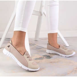 Cómodas zapatillas deportivas beige sin cordones de Artiker 50C1167 8