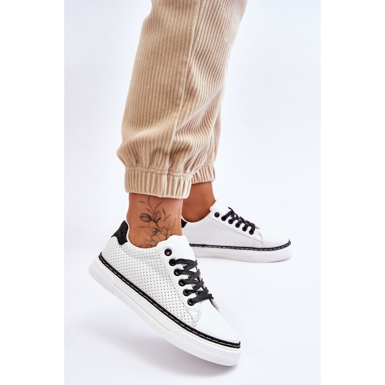 BM Deportivas Bajas De Mujer Perforadas Blancas Y Negras Daxton blanco negro 2 BM Deportivas Bajas De Mujer Perforadas Blancas Y Negras Daxton blanco negro 2