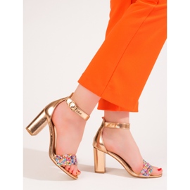 Elegantes sandalias doradas con cuentas de Shelovet dorado 1