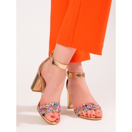 Elegantes sandalias doradas con cuentas de Shelovet dorado 2
