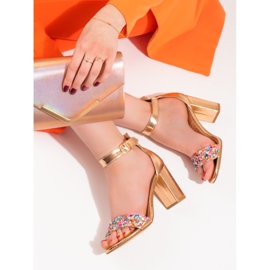 Elegantes sandalias doradas con cuentas de Shelovet dorado 3