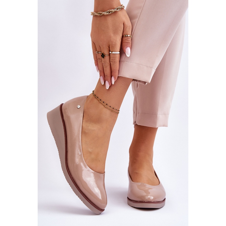 Vinceza Salón Clásico Charol Cuña Beige Paola 1