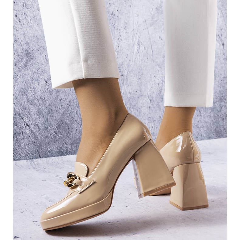 Zapatos de salón en charol beige de Vinceza 1