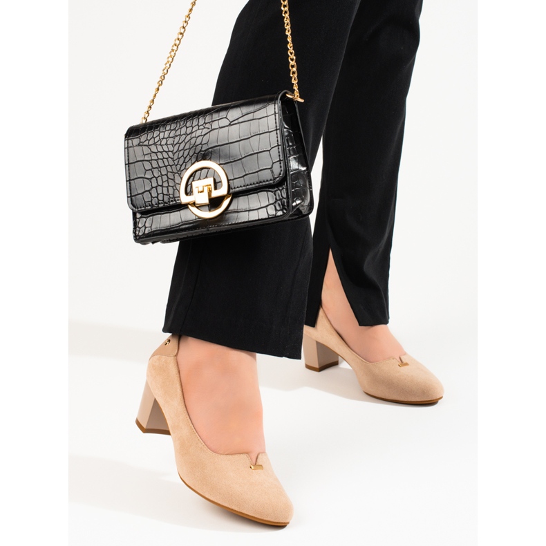 Elegantes zapatos de salón de ante para mujer con tacón bajo Vinceza beige. 1