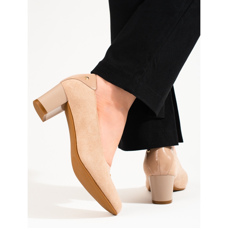 Elegantes zapatos de salón de ante para mujer con tacón bajo Vinceza beige. 2