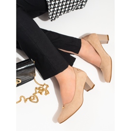 Elegantes zapatos de salón de ante para mujer con tacón bajo Vinceza beige. 3