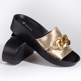 Cómodas zapatillas Shelovet de mujer doradas con cadena dorado 4