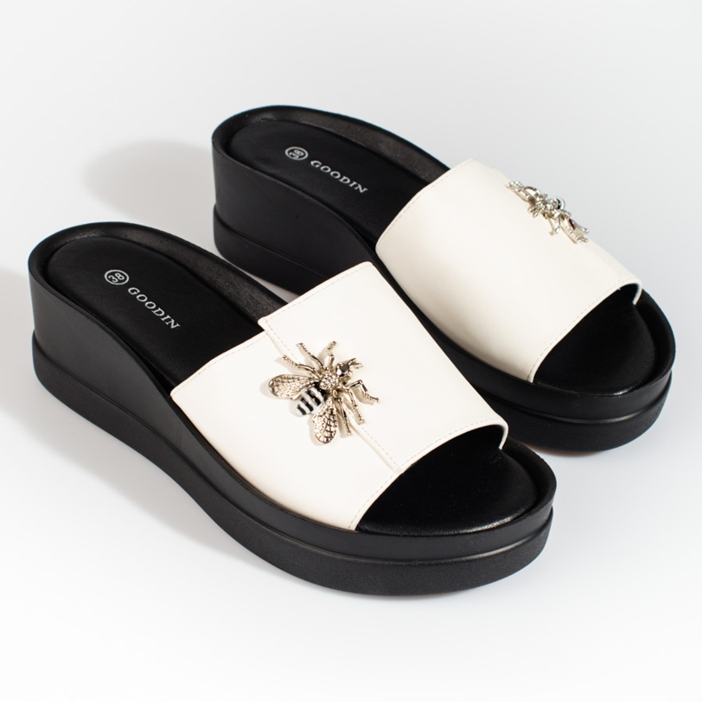 Pantuflas blancas de mujer sobre una cómoda cuña Shelovet blanco 1