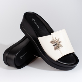 Pantuflas blancas de mujer sobre una cómoda cuña Shelovet blanco 3