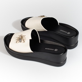 Pantuflas blancas de mujer sobre una cómoda cuña Shelovet blanco 2