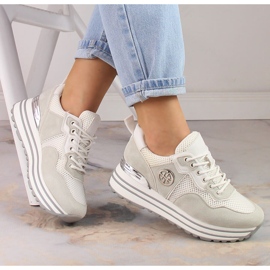 Zapatos deportivos de mujer en la plataforma blanco Potocki SZ12086 beige 1