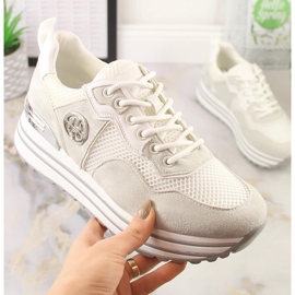 Zapatos deportivos de mujer en la plataforma blanco Potocki SZ12086 beige 3