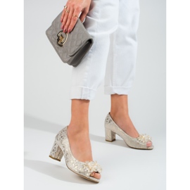 Elegantes zapatos de tacón beige de Shelovet 1