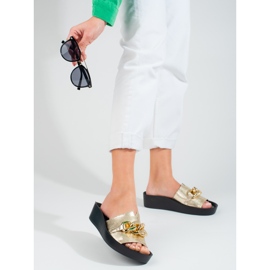 Cómodas zapatillas Shelovet de mujer doradas con cadena dorado 6
