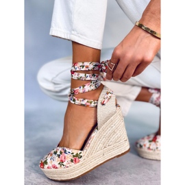 BM Alpargatas con cuña floral de Aloro Beige 4
