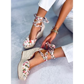 BM Alpargatas con cuña floral de Aloro Beige 6