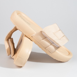 Babuchas de mujer beige con velcro de Shelovet 5