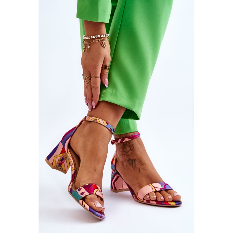 FB1 Sandalias de satén con tacón bajo estampado Quincy en morado y rosa violeta rosado 2