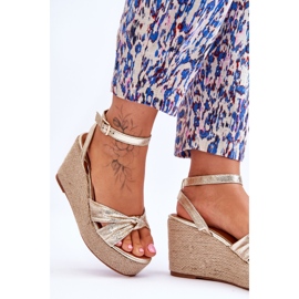 Sandalias con cuña de mujer Kendall en dorado 3