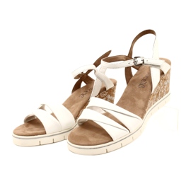 Sandalias de piel con cuña Caprice 9-28710-20 160 White Softnap blanco 5