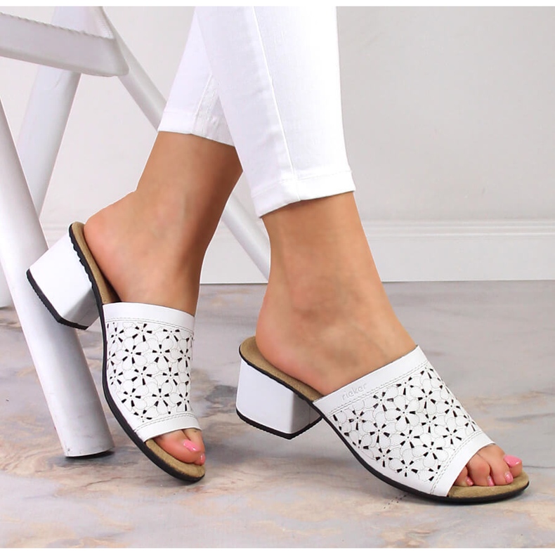 Rieker 64681-80 sandalias de mujer de piel caladas blancas con tacón blanco 1