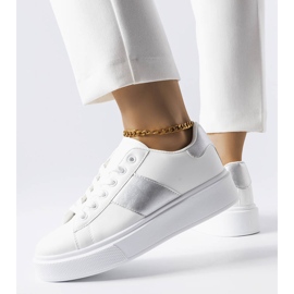 Deportivas blancas con franja plateada de Aurélie blanco 2 Deportivas blancas con franja plateada de Aurélie blanco 2