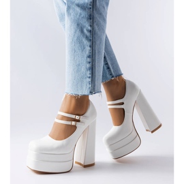 Zapatos de salón blancos de tacón alto de Chouinard 1