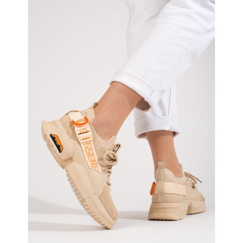 Deportivas beige caladas para mujer de Shelovet 2