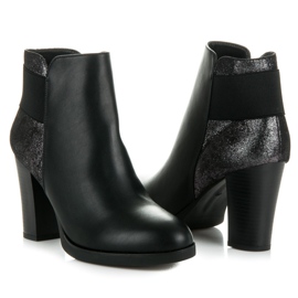 Vinceza Botas en el poste negro 2 Vinceza Botas en el poste negro 2