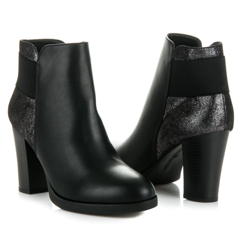 Vinceza Botas en el poste negro 2 Vinceza Botas en el poste negro 2