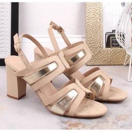 Sandalias beige de mujer en el puesto Vinceza 17271 5
