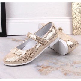 Bailarinas de niña lacadas con velcro dorado Kornecki 6493 3